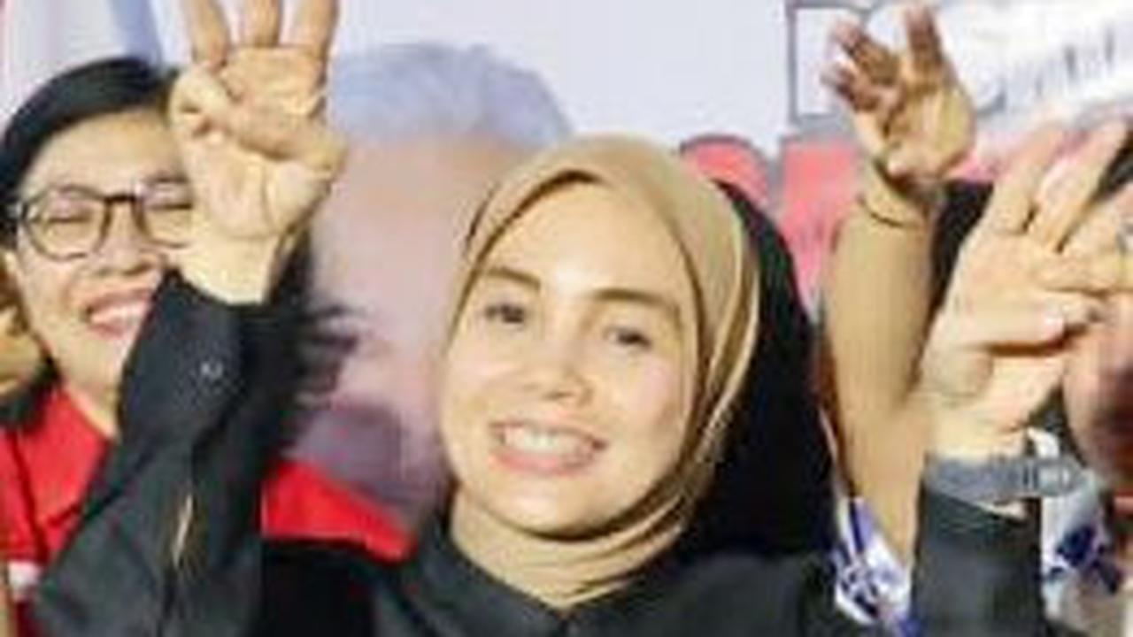 Momen Siti Atikoh Berjoget Dangdut Bersama Relawan Ganjar-Mahfud