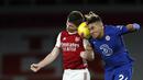 Bek Arsenal, Kieran Tierney (kiri), berduel udara dengan bek Chelsea, Reece James, dalam laga lanjutan Liga Inggris 2020/21 pekan ke-15 di Emirates Stadium, London, Sabtu (26/12/2020). Arsenal menang 3-1 atas Chelsea. (AFP/Andrew Boyers/Pool)