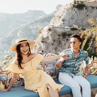 Nah untuk yang satu ini, Nikita sedang terlihat liburan bareng kekasih. Dan outfit Nikita saat liburan ini sangat memukau. Nuansa kuning, dipilih Nikita untuk menemani liburannya. (Instagram/nikitawillyofficial94)