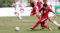 Playmaker Timnas Indonesia U-19 Egy Maulana menggiring bola dalam laga penyisihan Grup B Piala AFF U-18 melawan Brunei Darussalam, pada Rabu (13/9/2017). (Liputan6.com / Yoppy Renato)