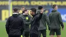 Pelatih Borussia Dortmund, Nuri Sahin berbincang dengan asisten pelatih menjelang laga lanjutan Liga Champions 2024/2025 melawan Real Madrid di tempat latihan Dortmund, Jerman, 21 Oktober 2024. (AP Photo/Martin Meissner)