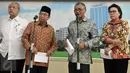 Ketua BPK Harry Azhar Azis (kedua kiri) dan Ketua KPK Agus Rahardjo saat memberikan konferensi pers di kantor BPK, Jakarta, Senin (20/6). KPK dan BPK akhirnya menghasilkan beberapa kesepakatan terkait kasus RS Sumber Waras. (Liputan6.com/Johan Tallo)
