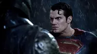 Aksi Superman dalam Batman v Superman: Dawn of Justice. (Warner Bros)