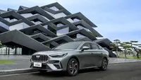 Geely Emgrand i-HEV 2026 Meluncur: Klaim BBM 2,22 L/100 Km, Paling Irit di Dunia