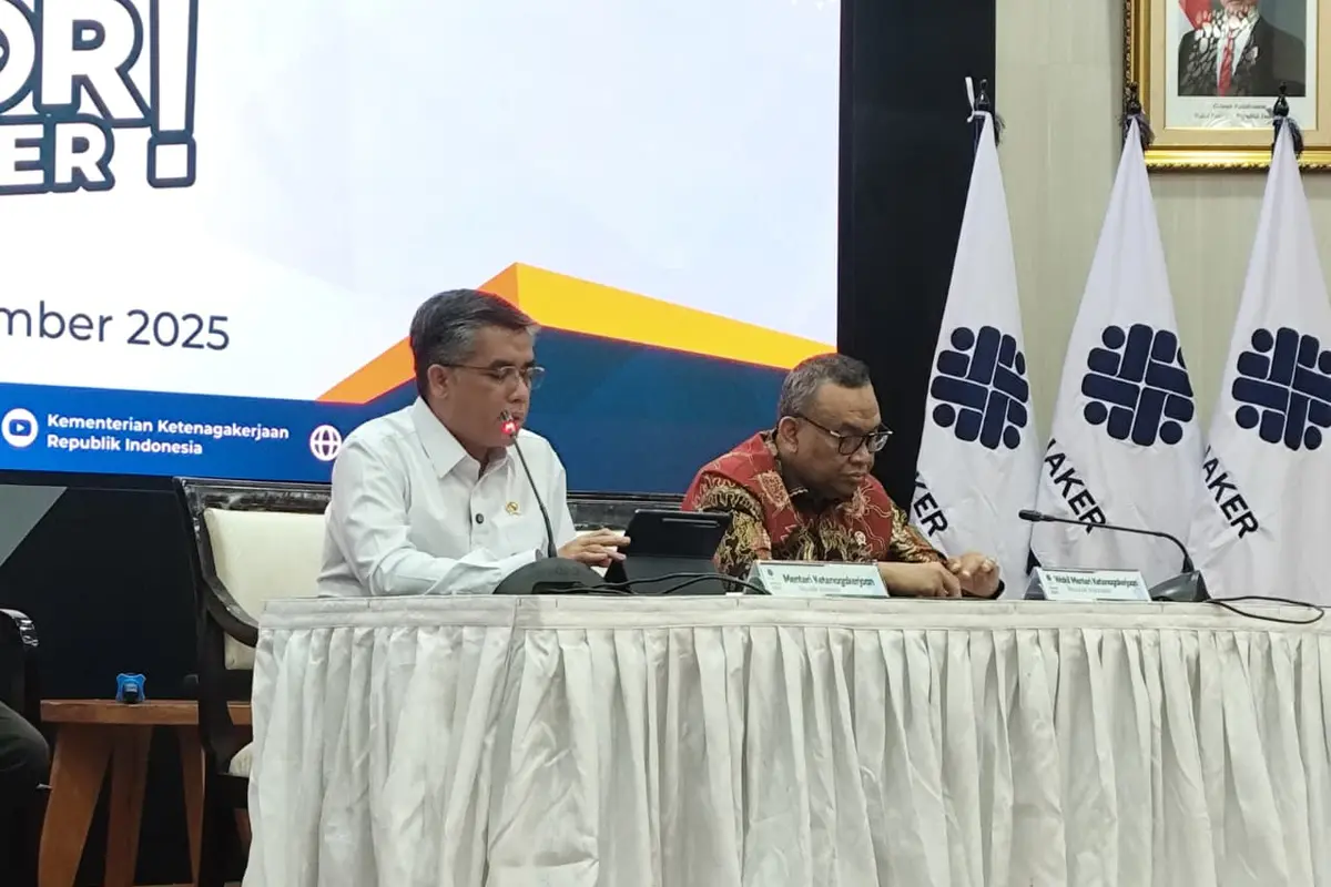 Menteri Ketenaga Kerjaan, Yassierli, dan Wakil tengah memimpin acara Konferensi Pers.
