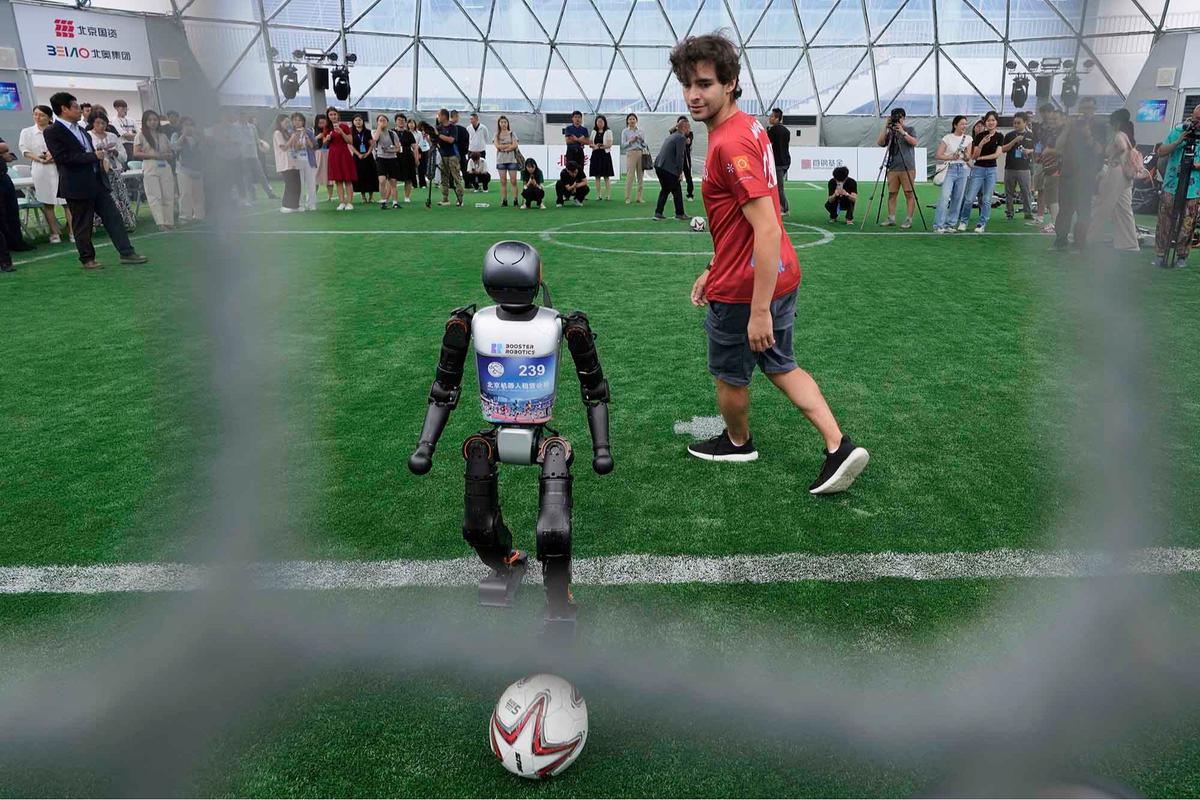 FOTO: Aksi Seru Robot Humanoid Main Bola Jelang World Humanoid Robot Games 2025