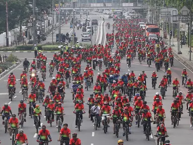 Ratusan pesepeda mengikuti kegiatan bertajuk Gowes Bersama Indonesia Damai #iRide4Peace di kawasan Jakarta, Minggu (4/11). Acara bersepeda bersama ini dibalut deklarasi untuk mendukung Pemilu damai. (Liputan6.com/Immanuel Antonius)