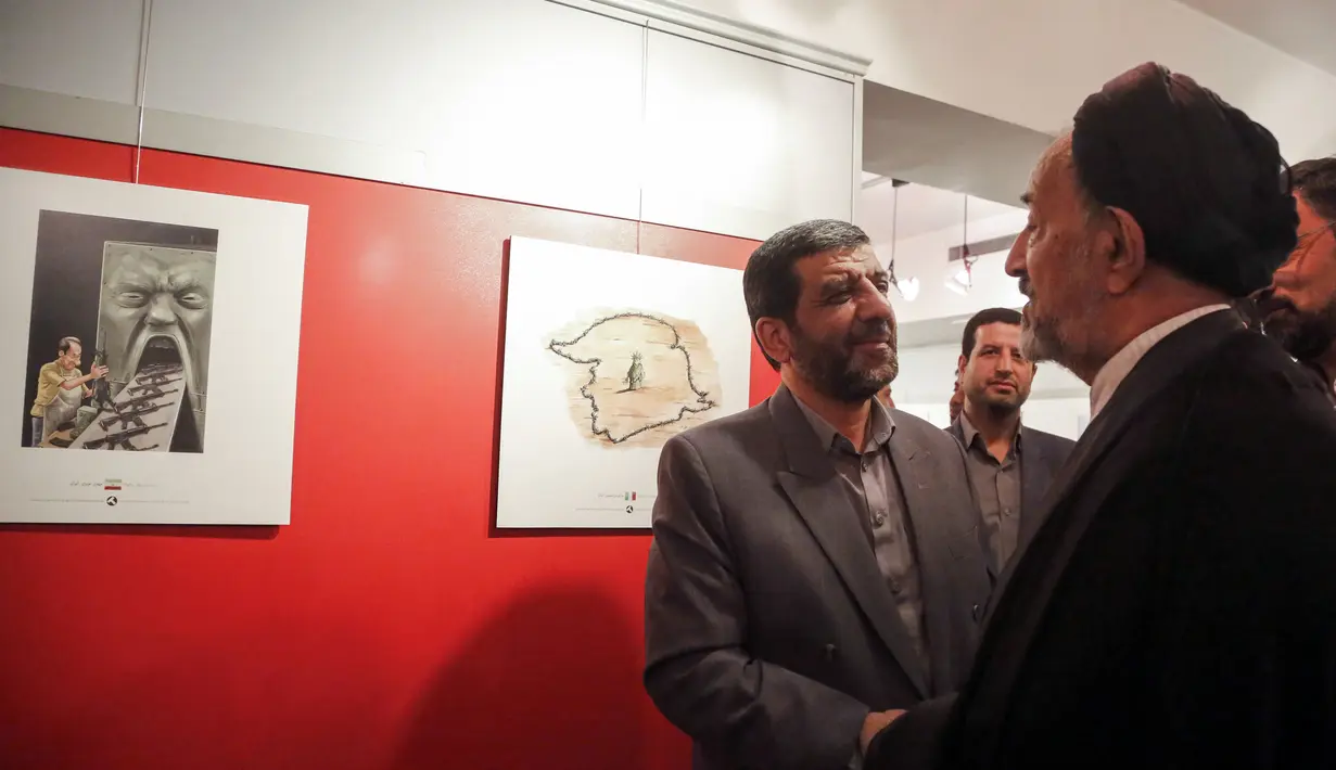 Ulama reformis Iran Mahmoud Doaei melihat kartun Presiden AS Donald J. Trump di sebuah pameran kartun Trumpisme dan karikatur trah Islam tahun 2017, di ibukota Teheran, Iran (3/7). (AFP Photo/Atta Kenare)