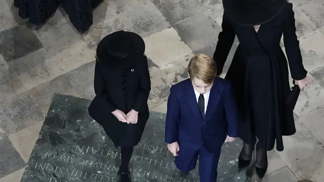 Pangeran George, Putri Charlotte, Kate Middleton,dalam Pemakaman Ratu Elizabeth II.  (Foto: AP Photo/Frank Augstein, Pool)