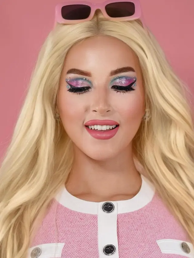 Tasya Farasya Cosplay Jadi Barbie