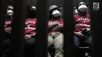 Aktivis Koalisi Inisiatif Bersihkan Udara Koalisi Semesta (Ibu kota) menghadiri sidang perdana gugatan polusi udara di Jakarta di PN Jakarta Pusat, Kamis (1/8/2019). Mereka mengenakan masker dan pakaian kaus berwarna merah bertuliskan "Jakarta vs Polisi Udara". (merdeka.com/Iqbal S Nugroho)