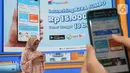 Pengunjung mencoba aplikasi Maucash di sela-sela peluncuran Mauringan XTRA Jumbo pada Event GIIAS Jakarta 2021, Jumat (19/11/2021). Perusahaan Fintech Lending yang terhubung ke ekosistem Grup Astra menargetkan penyaluran pinjaman Maucash mencapai Rp 2 triliun hingga akhir tahun. (Liputan6.com)