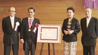 Yusron Ihza Mahendra saat menerima penghargaan (KBRI Tokyo)