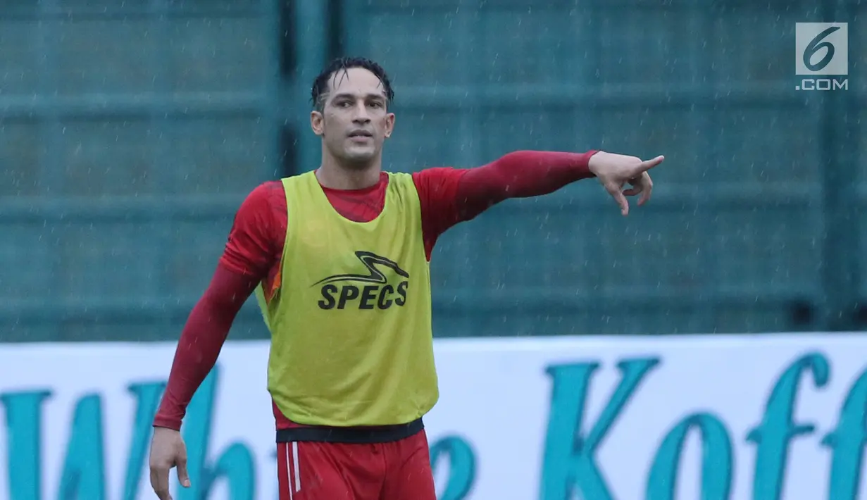Addison Alves saat mengikuti latihan bersama Persija di Stadion Manahan Solo, Jawa Tengah, Minggu (11/2). Persija resmi mendatangkan Addison Alves untuk mempertajam lini serang untuk musim 2018. (Liputan6.com/Helmi Fithriansyah)