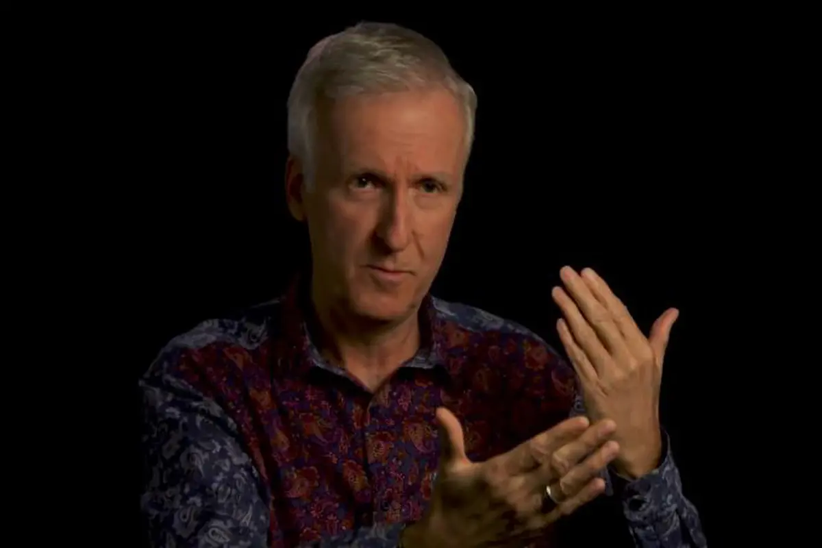 Pakai Baju Batik, James Cameron Promosikan Terminator Genisys