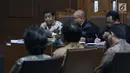 Terdakwa dugaan penerimaan suap terkait kerja sama pembangunan PLTU Riau-1, Idrus Marham (kiri) memberi sanggahan atas keterangan saksi saat sidang lanjutan di Pengadilan Tipikor, Jakarta, Kamis (7/2). (Liputan6com/Helmi Fithriansyah)