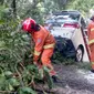 Dinas PMK Surabaya evakuasi mobil yang terperosok masuk sungai (Foto: Dok Dinas PMK Surabaya)