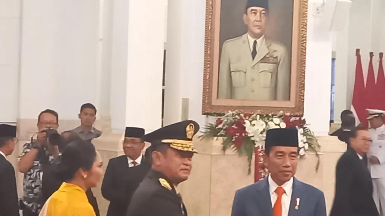 VIDEO: Detik-Detik Jokowi Turunkan Tangan Luhut Saat Beri Hormat dengan Sikap Sempurna