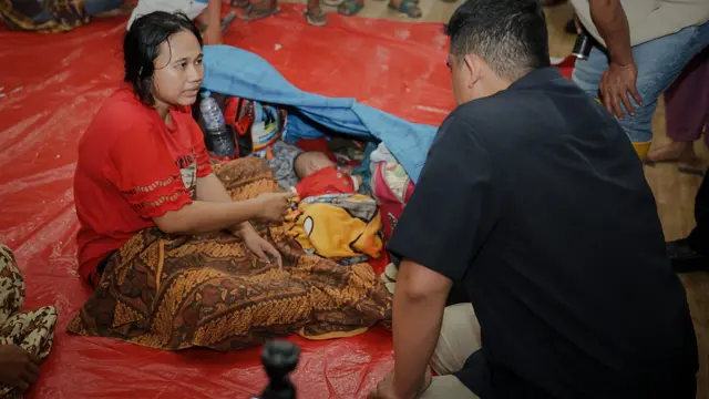 Gubernur Sumatera Utara atau Gubernur Sumut Bobby Nasution menemui para pengungsi banjir dan longsor di Kabupaten Tapanuli Tengah, Jumat 28 November 2025.