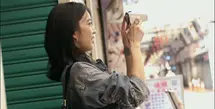 Annie Chen tampil casual dalam balutan denim on denim serta tas Dior Voyage Bag. [Foto: Dior.dok]