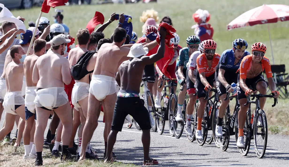 Sejumlah penonton tanpa berpakaian memberikan dukungan kepada peserta balap sepeda Tour de France di Lyon, Minggu (13/9/2020). (AFP/Kenzo Tribouillard)