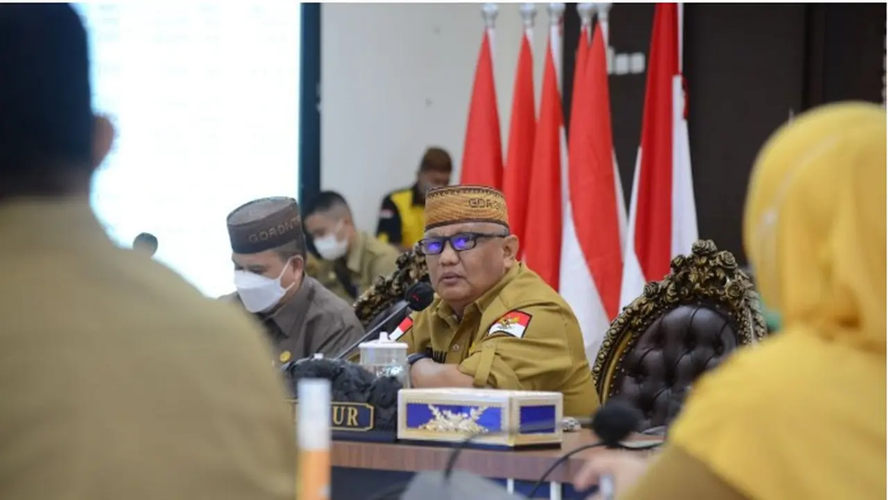 Gubernur Gorontalo Rusli Habibie didampingi Wakil Gubernur Idris Rahim saat memimpin rapat koordinasi dan evaluasi pimpinan OPD/Foto: Kominfo (Arfandi Ibrahim/Liputan6.com)