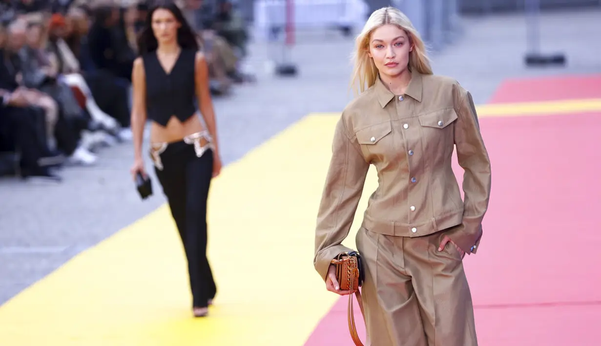 Bella Hadid (kanan) dan Gigi Hadid di peragaan busana Stella McCartney untuk koleksi ready-to-wear Musim Semi/ Panas 2023. (Foto: Vianney Le Caer/Invision/AP)