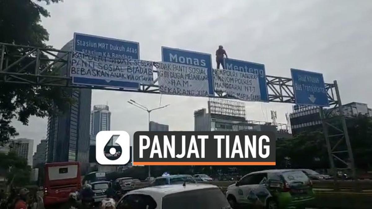 VIDEO: Aksi Pria Panjat Tiang Rambu Lalu Lintas di Thamrin