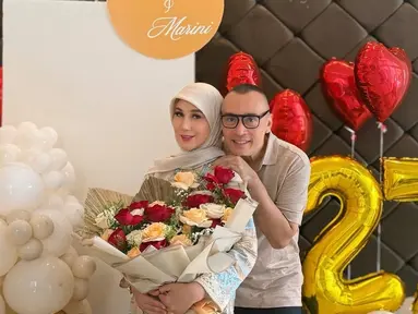 Pasangan ini dikenal sebagai salah satu pasangan selebriti yang jauh dari gosip miring dan selalu menampilkan citra rumah tangga yang harmonis. Ucapan selamat untuk keharmonisan rumah tangga Marini dan Denny ramai dibubuhkan. Selama 27 tahun pernikahan, Marini Zumarnis dan Denny Wardhana telah melewati berbagai suka dan duka bersama. Mereka telah menjadi contoh bagi banyak pasangan. (Liputan6.com/IG/@marinizumarnisreal)