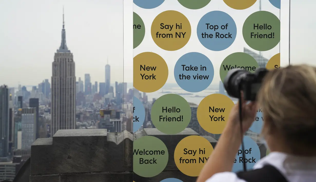 Seorang fotografer memotret pemandangan Manhattan dari anjungan pengamatan Top of the Rock di New York, Amerika Serikat, Kamis (6/8/2020). Top of the Rock kembali dibuka untuk umum setelah ditutup sementara pada Maret lalu untuk membantu membatasi penyebaran COVID-19. (Xinhua/Wang Ying)