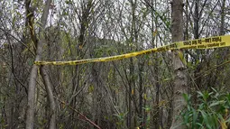 Garis polisi dipasang di lokasi bunuh diri aktor Glee, Mark Salling (35), di area hutan dekat Tujunga, daerah tempat tinggalnya di Sunland, Los Angeles, Selasa (30/1). Salling diperkirakan menghabisi nyawanya sendiri dengan gantung diri. (AP/Reed Saxon)