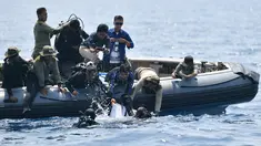 Tim penyelam TNI AL mengevakuasi black box atau kotak hitam Lion Air PK-LQP JT 610 dari dasar laut perairan Karawang, Jawa Barat (1/11). Black box jenis Flight Data Recorder (FDR) ditemukan dalam kondisi utuh di dalam lumpur. (AFP Photo/Adek Berry)