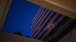 Bendera Monako digantung dari balkon sehari sebelum perayaan hari nasional Monako, Kamis (18/11/2021). Memiliki warna bendera yang sama dengan Indonesia, perayaan hari nasional Monako jatuh pada 19 November. (AP Photo/Daniel Cole)