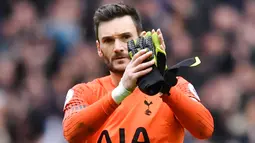 Hugo Lloris - Kiper 34 tahun ini selalu menjadi andalan di mistar gawang Prancis sejak awal hingga akhir laga kualifikasi Piala Dunia 2022. Penjaga gawang Tottenham Hotspur itu tercatat hanya mengalami tiga kali kebobolan. (AFP/Ben Stansall)