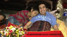 Olga Syahputra seringkali tampil menghibur dengan menggunakan busana layaknya seorang wanita.Gaya bicara nya yang unik juga membuat sosok Olga selalu dikenang