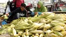 Seorang pedagang jagung melayani pembeli di Jalan Raya Bogor, Bogor, Kamis (31/12/2015). Jelang malam pergantian tahun 2016, sejumlah pedagang jagung musiman menggelar dagangannya di sepanjang Jalan Raya Bogor. (Liputan6.com/Helmi Fithriansyah)