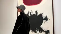 The8 SEVENTEEN kerap mengunjungi museum atau galeri seni. Momen itu juga dibagikannya lewat laman Instagram. Para penggemar menilai sisi romantis The8 memang terlihat dari bakat dan minatnya pada seni dan mode. Kepribadiannya yang tenang juga menjadi salah satu pesona yang disukai penggemar. (Liputan6.com/IG/@xuminghao_o)
