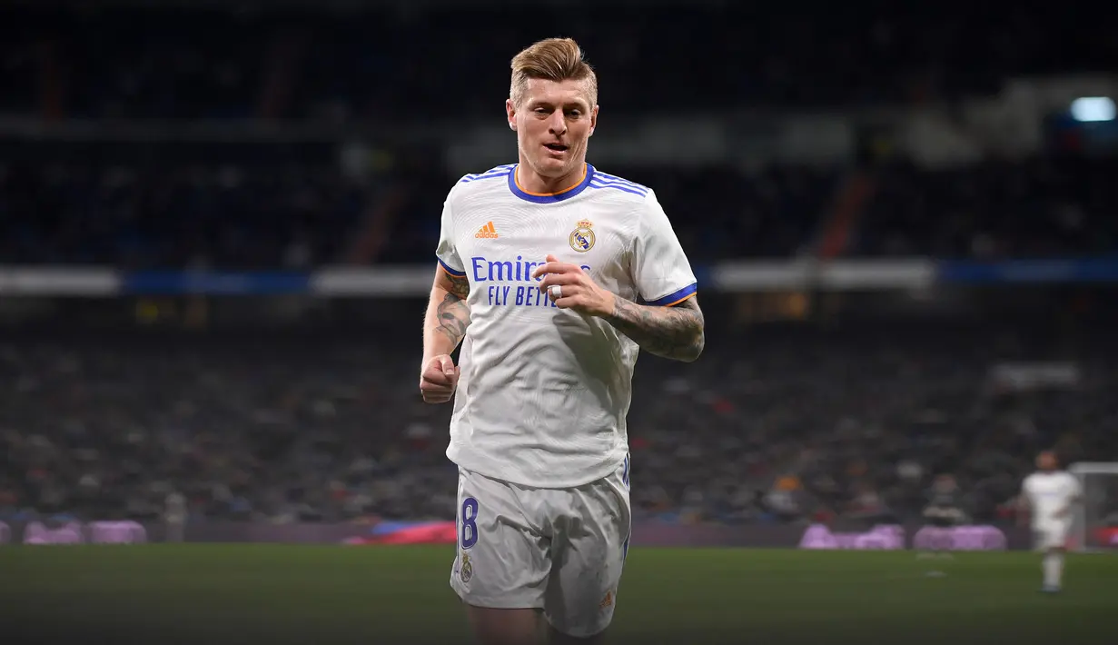 Pemain Real Madrid, Tony Kroos layak masuk ke dalam daftar ini meski belum pensiun. Bergabung sejak 2014, Kroos telah mempersembahkan 3 gelar Liga Spanyol, 4 trofi Liga Champions, dan 3 gelar Supercopa de Espana. Ia merupakan gelandang yang memiliki visi hebat dan umpan akurat. Bersama Luka Modric, mereka adalah salah satu duet lini tengah yang paling ditakuti di Eropa. (AFP/Oscar Del Pozo)