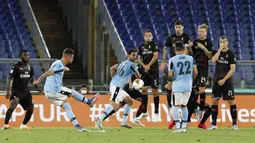 Pemain Lazio Sergej Milinkovic-Savic (kedua kiri) menendang bola saat menghadapi AC Milan pada pertandingan Serie A di Olympic Stadium, Roma, Italia, Sabtu (4/7/2020). AC Milan mengalahkan Lazio dengan skor 3-0. (AP Photo/Riccardo De Luca)