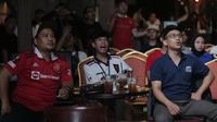 Wajah tegang beberapa anggota komunitas United Indonesia saat menyaksikan tim kesayangannya Manchester United (MU) bertanding menghadapi Everton dalam acara Roaring Night Liga Inggris 2023/2024 di Java Palace Hotel Jababeka, Cikarang, Sabtu (9/3/2024) malam WIB. (Bola.com/Pradipta Rama Baskara)