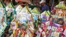 Sejumlah parsel yang dijual di kawasan Cikini, Jakarta, Selasa (28/5/2019). Menjelang hari raya Idul Fitri 1440 H, penjualan parsel di kawasan tersebut mulai meningkat, meskipun diakui para pedagang jumlah pejualan tidak sebanyak tahun lalu. (Liputan6.com/Immanuel Antonius)