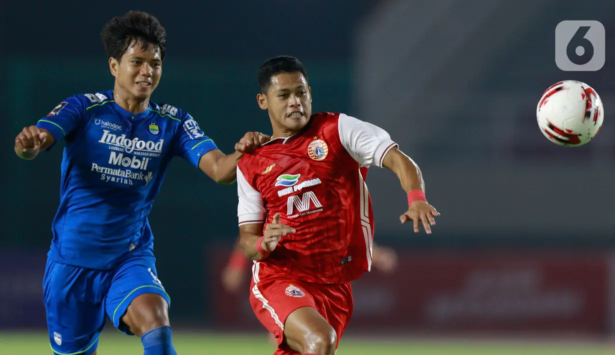 Striker Persija Jakarta, Taufik Hidayat berebut bola dengan bek Persib Bandung, Achmad Jufriyanto, pada final Piala Menpora 2021 di Stadion Maguwoharjo, Sleman (25/4/2021). Kemenangan di leg kedua ini mempertegas dominasi Persija atas Persib di final Piala Menpora 2021. (Bola.com/M Iqbal Ichsan)