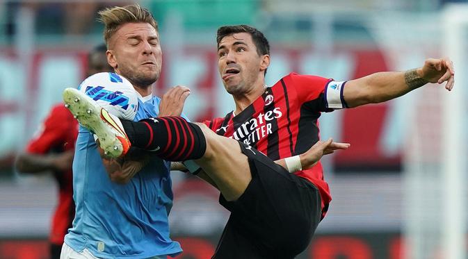 Kapten AC Milan, Alessio Romagnoli, berduel dengan striker Lazio, Ciro Immobile, pada laga pekan ketika Serie A di San Siro, Minggu (12/9/2021) malam WIB. Dalam laga itu, Milan menang 2-0 atas Lazio. (Spada/LaPresse via AP)