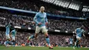 Erling Haaland menjadi pengganda kedudukan setelah berhasil memanfaatkan umpan dari Doku 15 menit kemudian. (AP Photo/Dave Thompson)