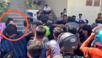Viral Demonstran Tonjok Muka Polisi Saat Unjuk Rasa Di Mamuju, Kini Dikejar Polisi Hingga ke Hutan