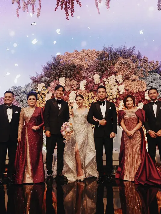 Di acara resepsi Jessica Mila dan Yakup Hasibuan yang diadakan di Jakarta, Vidi juga sempat tampil solo sebagai pengisi acara. Menyanyikan lagu di panggung, Vidi juga sempat berpose dengan pengantin dan para orangtua pengantin, mengenakan setelan jas hitam, lengkap dengan dasi kupu-kupunya. Foto: Instagram.