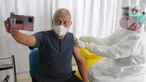 Seorang pria lansia berswafoto saat disuntik vaksin COVID-19 dosis ketiga di RSUD Tangerang Selatan, Rabu (12/1/2022). Lebih dari 60 warga lanjut usia (lansia) Tangsel mendapatkan vaksinasi lanjutan (booster) COVID-19 dengan jenis Pfizer. (merdeka.com/Arie Basuki)