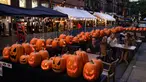Pengunjung duduk di luar restoran yang menawarkan layanan area luar ruangan (outdoor) di New York pada 3 Oktober 2020. Kota itu mengizinkan restoran membuat area makan outdoor hingga ke trotoar dan jalanan sebagai upaya mengatasi dampak ekonomi COVID-19 yang berkelanjutan. (AP Photo/John Minchillo)