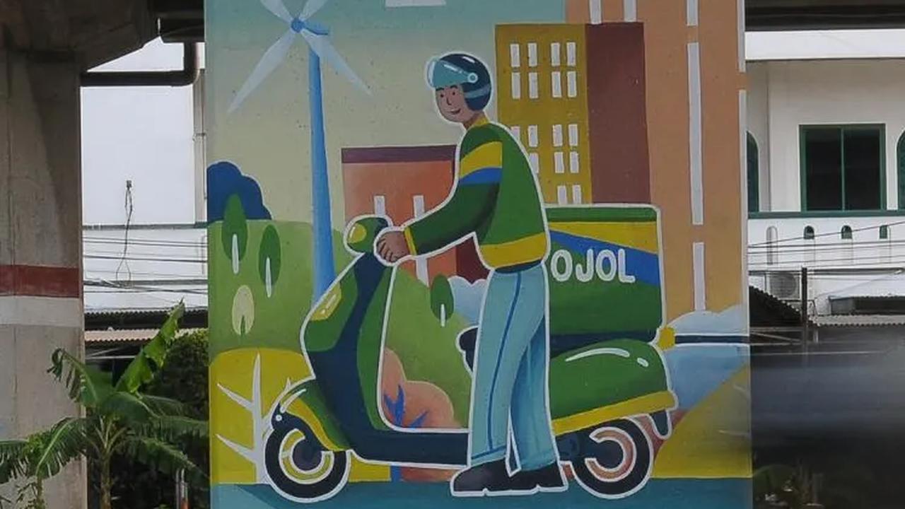 Salah satu mural BPJS Ketenagakerjaan (BPJAMSOSTEK) yang sudah diselesaikan di Kolong Tol Becakayu, Jakarta, Kamis (12/10/2023).