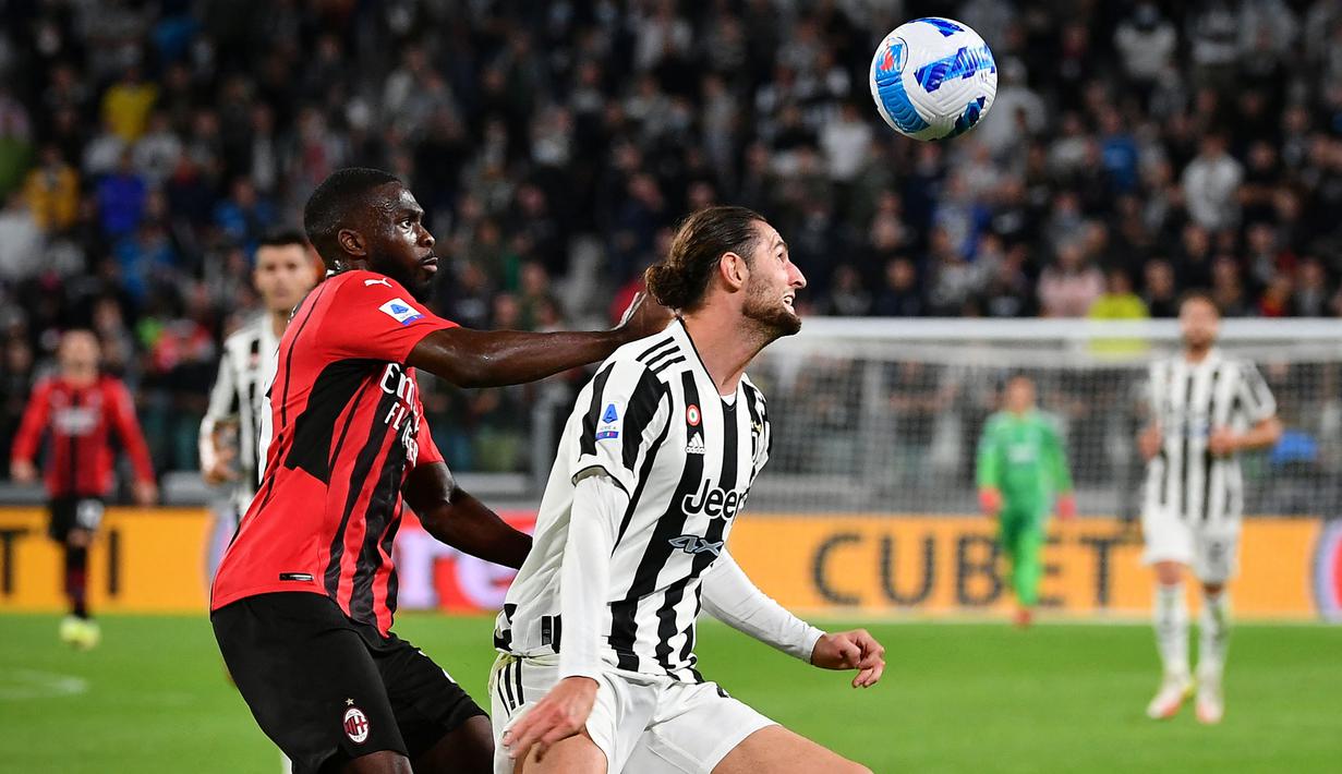 Unggul satu angka, skuat La Vecchia Signora bermain dominan dengan pertahanan yang mengesankan. Peluang kembali terjadi kala adu satu lawan satu antara  Adrien Rabiot (kanan) dan Fikayo Tomori. Namun, Juventus belum bisa menggandakan keunggulan hingga babak pertama usai. (AFP/Isabella Bonotto)
